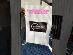 Wielkie worki z siecią na czterech stronach